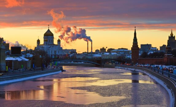 夕暮れのモスクワ川　冬のモスクワの町並み　冬のロシアの風景