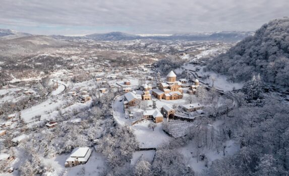 冬のゲラティ修道院　雪のジョージアの風景