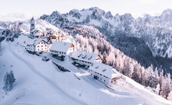 雪のモンテ・ルッサリの風景　イタリアの風景