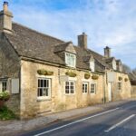 イギリスの伝統的な古い町並み　オックスフォードシャー　イギリスの風景
