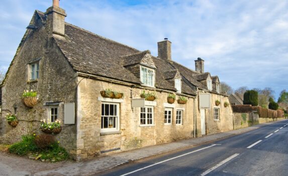 イギリスの伝統的な古い町並み　オックスフォードシャー　イギリスの風景