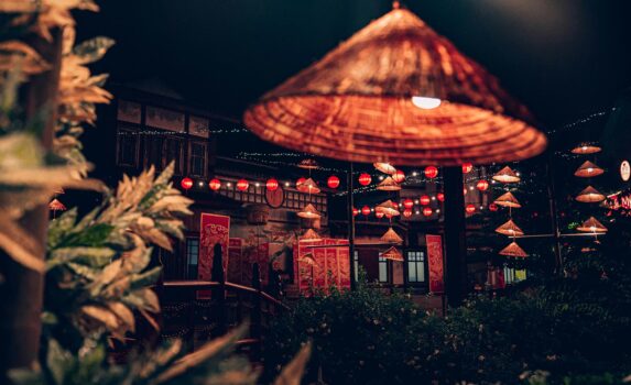 夜のホイアンの町並み　ベトナムの風景