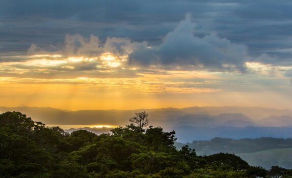 夕暮れのモンテベルデ　コスタリカの風景