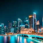 夜のジュビリー橋とマリーナ・ベイの街並み　シンガポールの風景