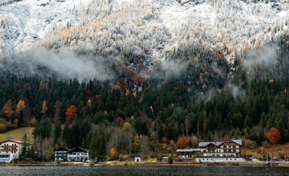 ヒンター湖と紅葉風景　ドイツの風景
