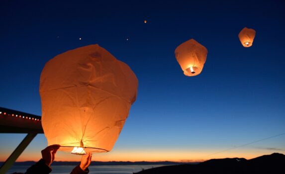 空に浮かぶランタン バンクーバー カナダの風景