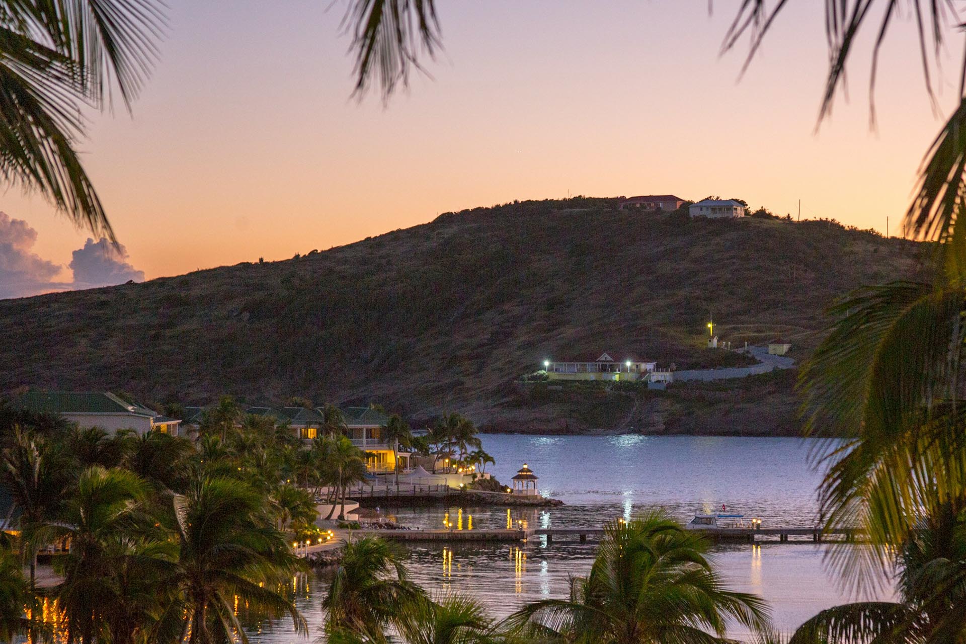 マモラ ベイの夕景　アンティグア・バーブーダの風景