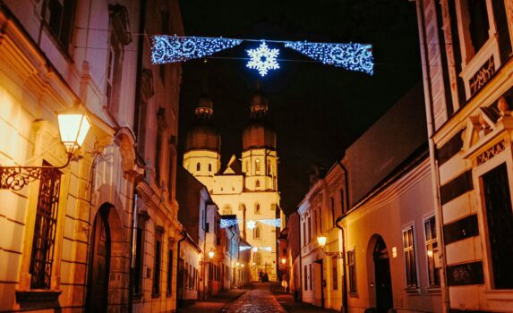 トルナヴァの夜景　スロバキアのクリスマスの風景