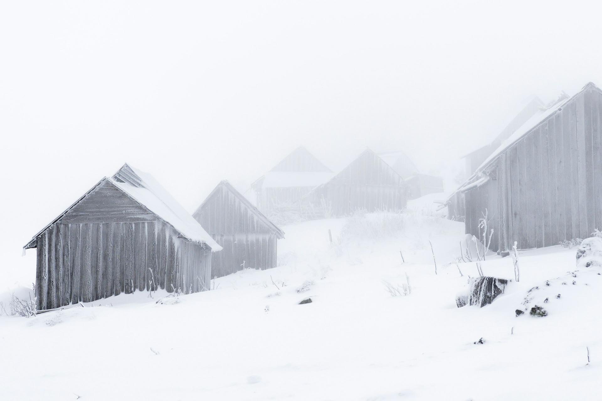 雪の中の家屋　アプセニ山脈　冬のルーマニアの風景