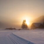 夕暮れの雪原　冬のオーストリアの風景