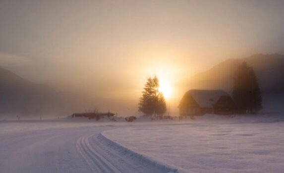 夕暮れの雪原　冬のオーストリアの風景