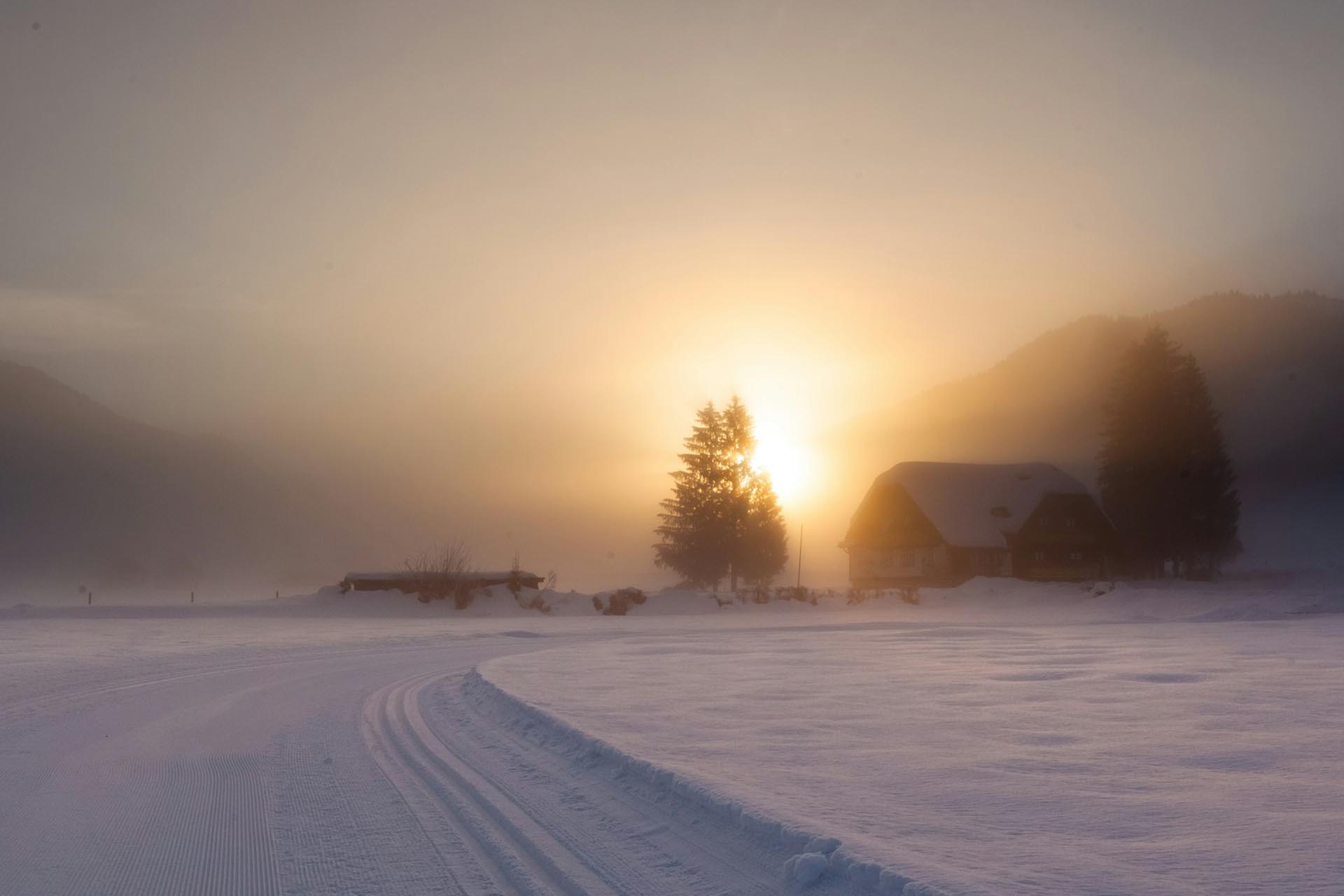 夕暮れの雪原　冬のオーストリアの風景