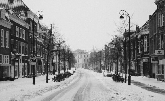 雪のハールレムの町並み　冬のオランダの風景