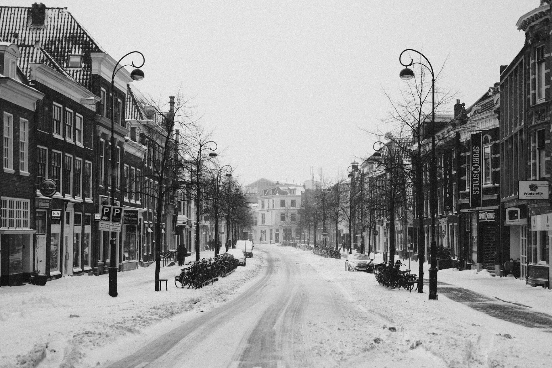 雪のハールレムの町並み　冬のオランダの風景