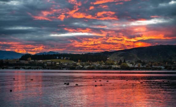 ワナカ湖の夕暮れ　ニュージーランドの風景