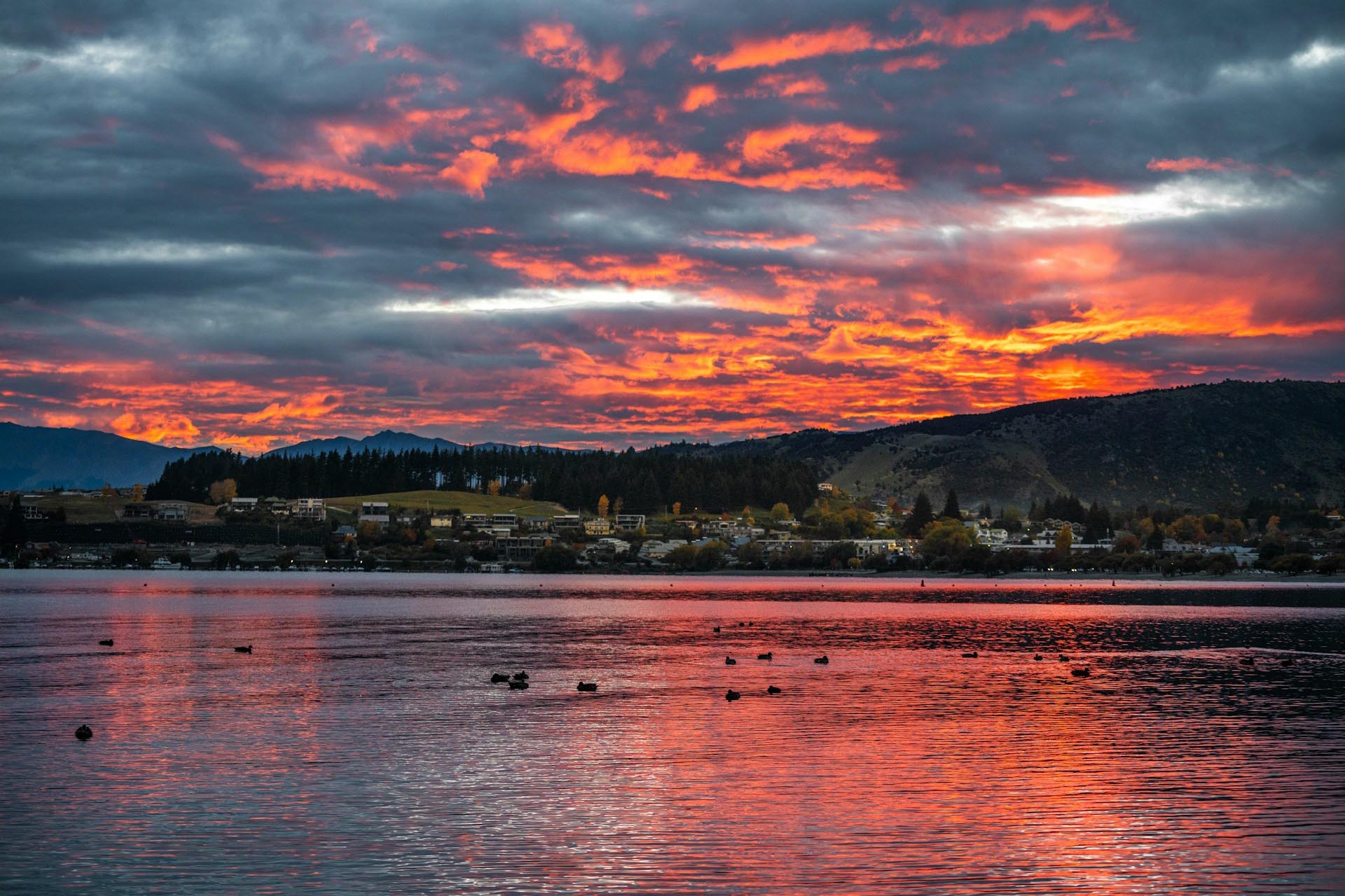 ワナカ湖の夕暮れ　ニュージーランドの風景