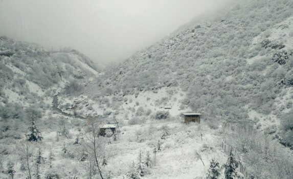 冬のイランの風景　雪のマーザンダラーン州