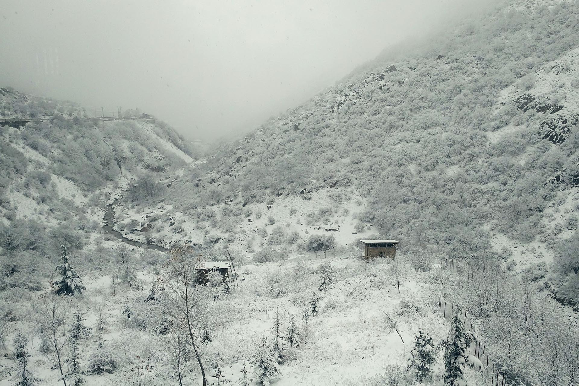 冬のイランの風景　雪のマーザンダラーン州