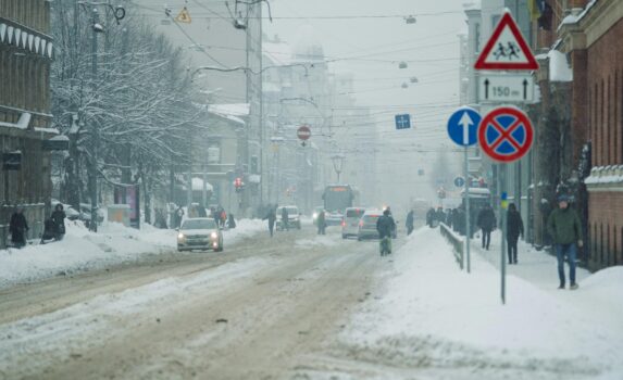 雪のリガの町並み　冬のラトビアの風景