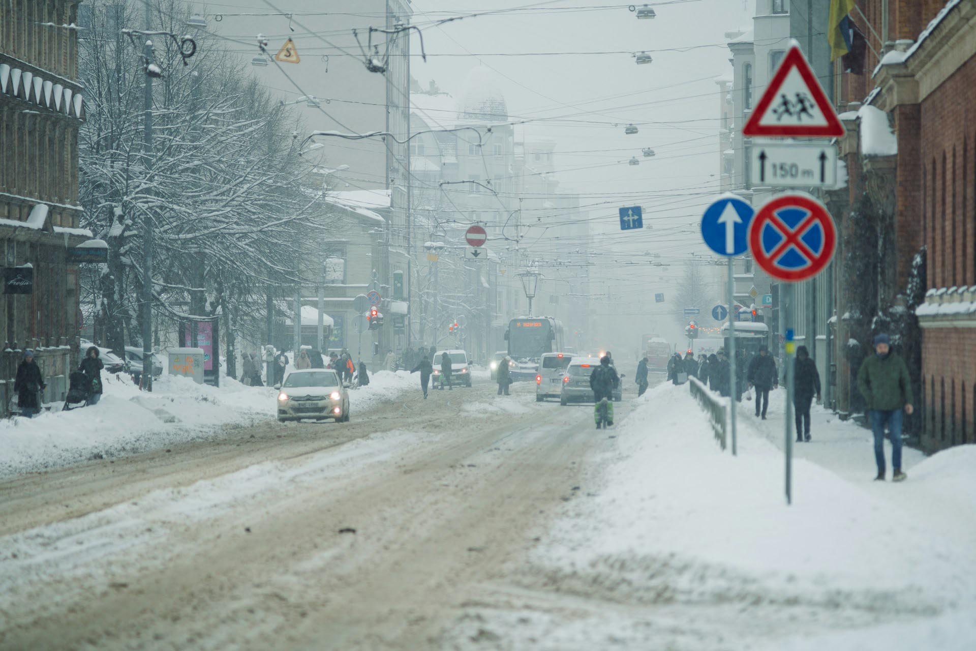 雪のリガの町並み　冬のラトビアの風景