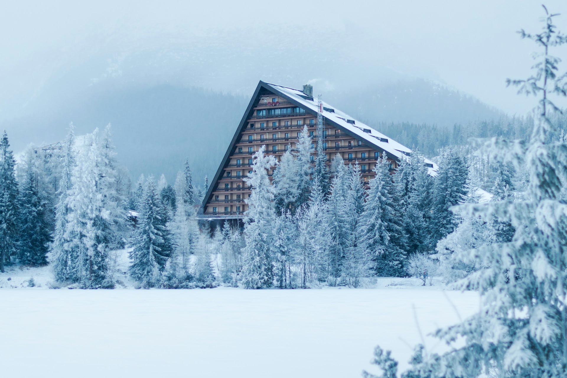 シュトルブスケ・プレソ　ヴィソケー・タトリ山脈の雪の風景　冬のスロヴァキアの風景