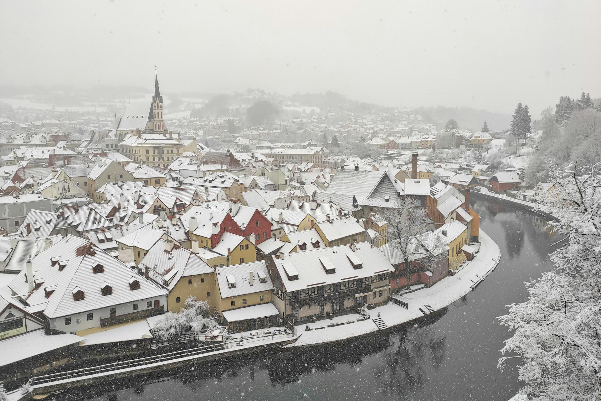 冬のチェスキー クルムロフ　雪のチェコの風景