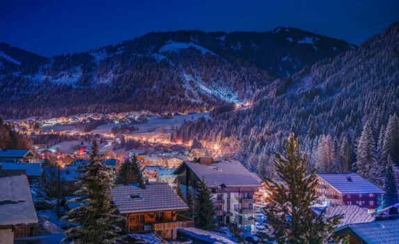 冬の夜のシャテル　冬のフランスの風景