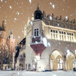 雪の夜のクラクフ　ポーランドの冬の風景