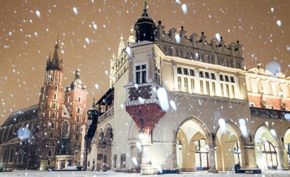雪の夜のクラクフ　冬のポーランドの風景