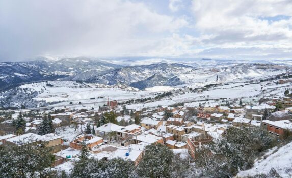 冬のメデア　雪のアルジェリアの風景