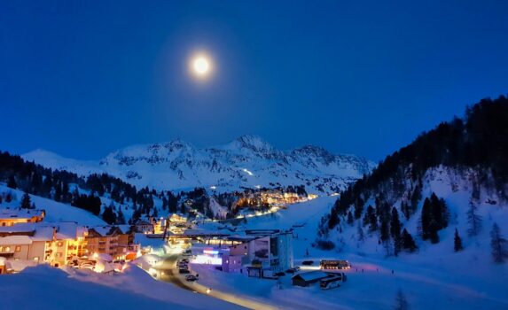 冬の夜のオーバータウエルン　オーストリアの風景