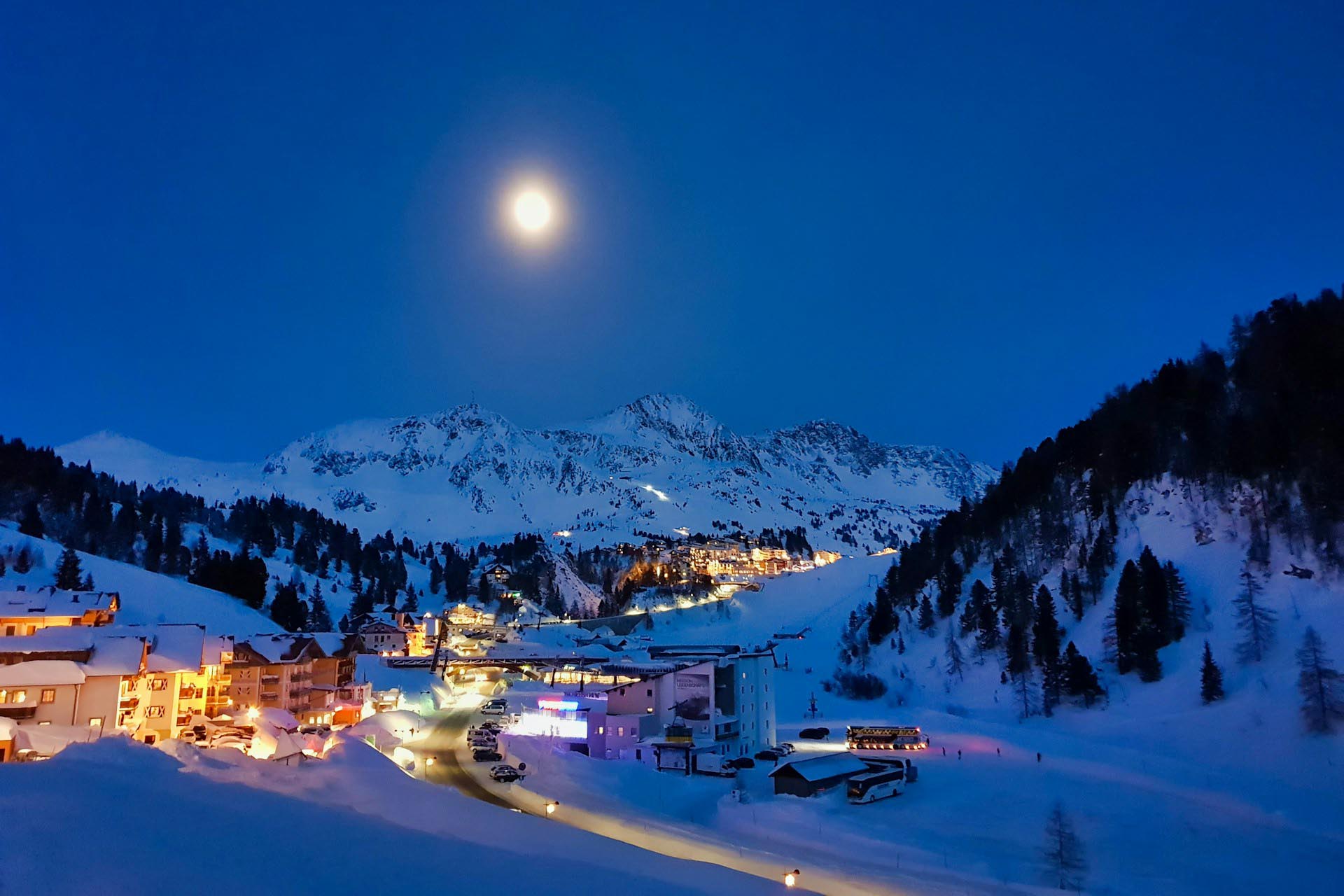 冬の夜のオーバータウエルン　オーストリアの風景