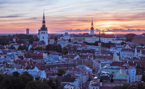 冬の夕暮れのタリン旧市街　冬のエストニア