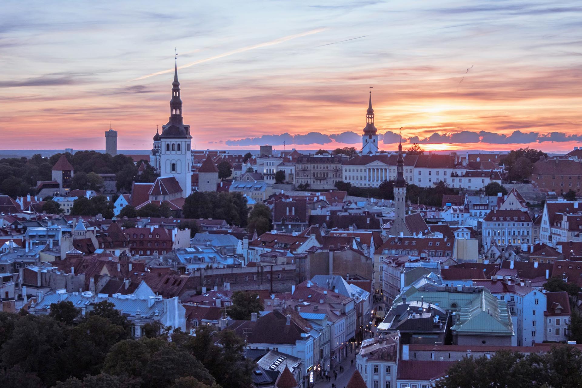 冬の夕暮れのタリン旧市街　冬のエストニア