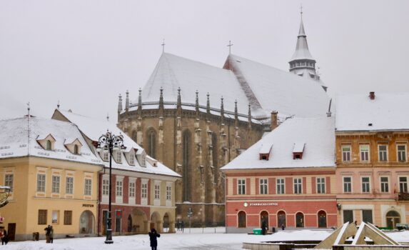 雪の町並み　冬のルーマニアの風景