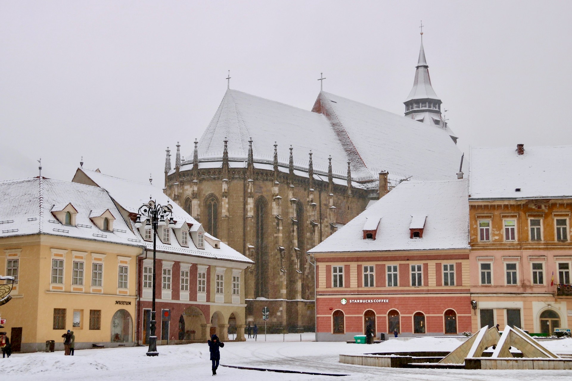 雪の町並み　冬のルーマニアの風景