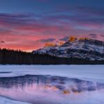 冬の夕暮れのバンフ　アルバータ州、カナダの風景