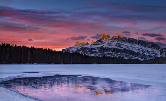 冬の夕暮れのバンフ　カナダの風景