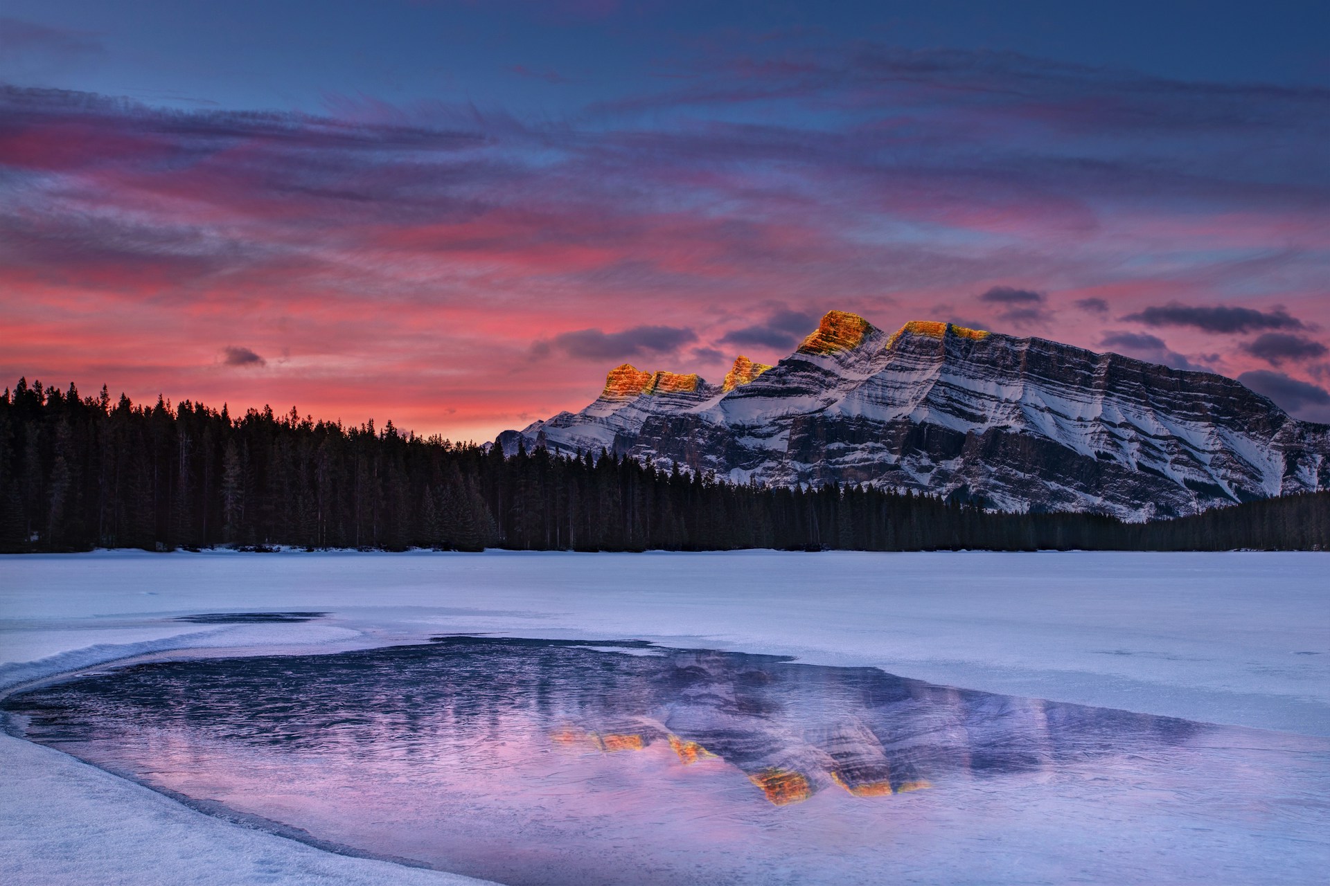 冬の夕暮れのバンフ　カナダの風景