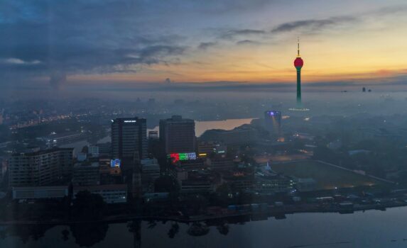 ロータス・タワーとコロンボの風景　スリランカの風景