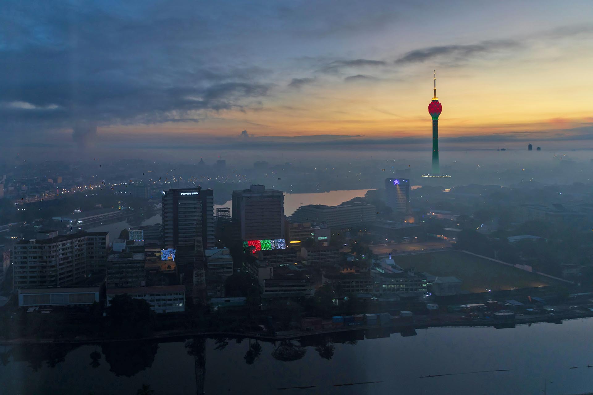 ロータス・タワーとコロンボの風景　スリランカの風景