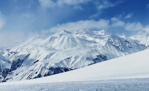 雪のコーカサス山脈　ムツヘタ＝ムティアネティ　ジョージアの風景