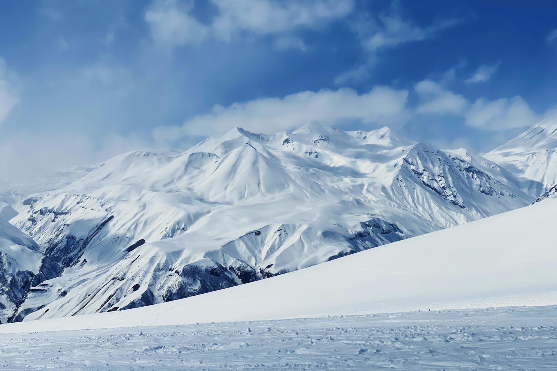 雪のコーカサス山脈　ムツヘタ＝ムティアネティ　ジョージアの風景