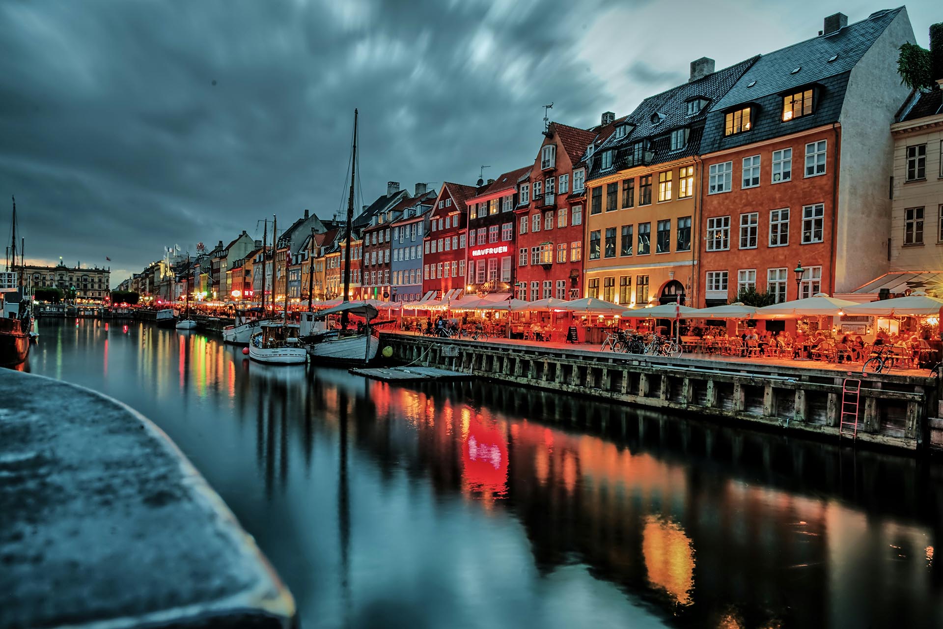 夕暮れのニューハウン　コペンハーゲンの風景　デンマークの風景