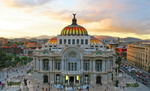 夕暮れのベジャス・アルテス宮殿　メキシコ・シティ　メキシコの風景