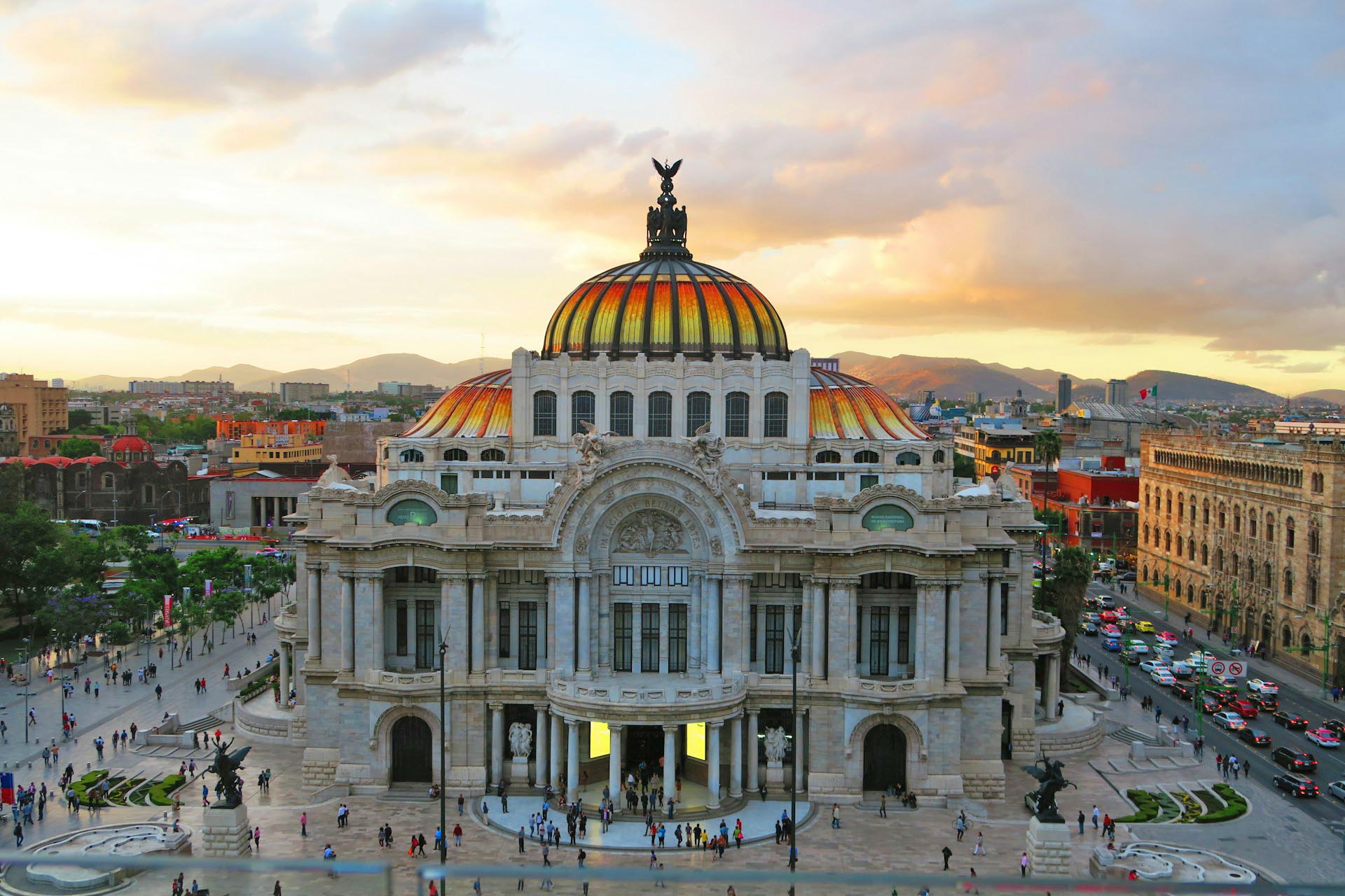 夕暮れのベジャス・アルテス宮殿　メキシコ・シティ　メキシコの風景