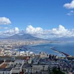 ナポリの町並みとナポリ湾とベスビオ山　イタリアの風景