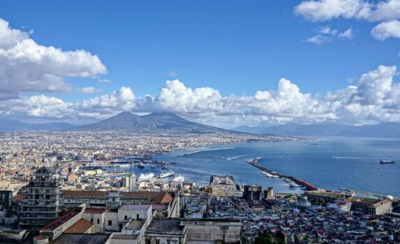 ナポリの町並みとナポリ湾とベスビオ山　イタリアの風景