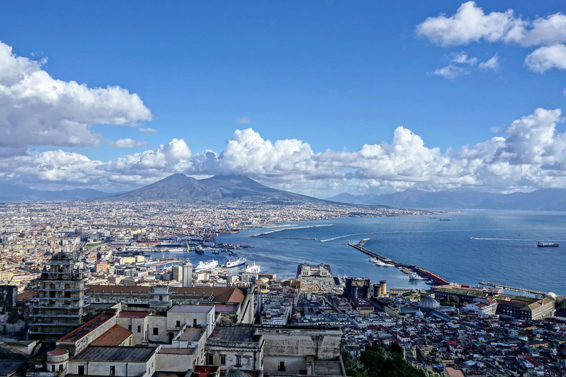 ナポリの町並みとナポリ湾とベスビオ山　イタリアの風景