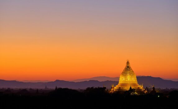 夕暮のバガン　ミャンマーの風景